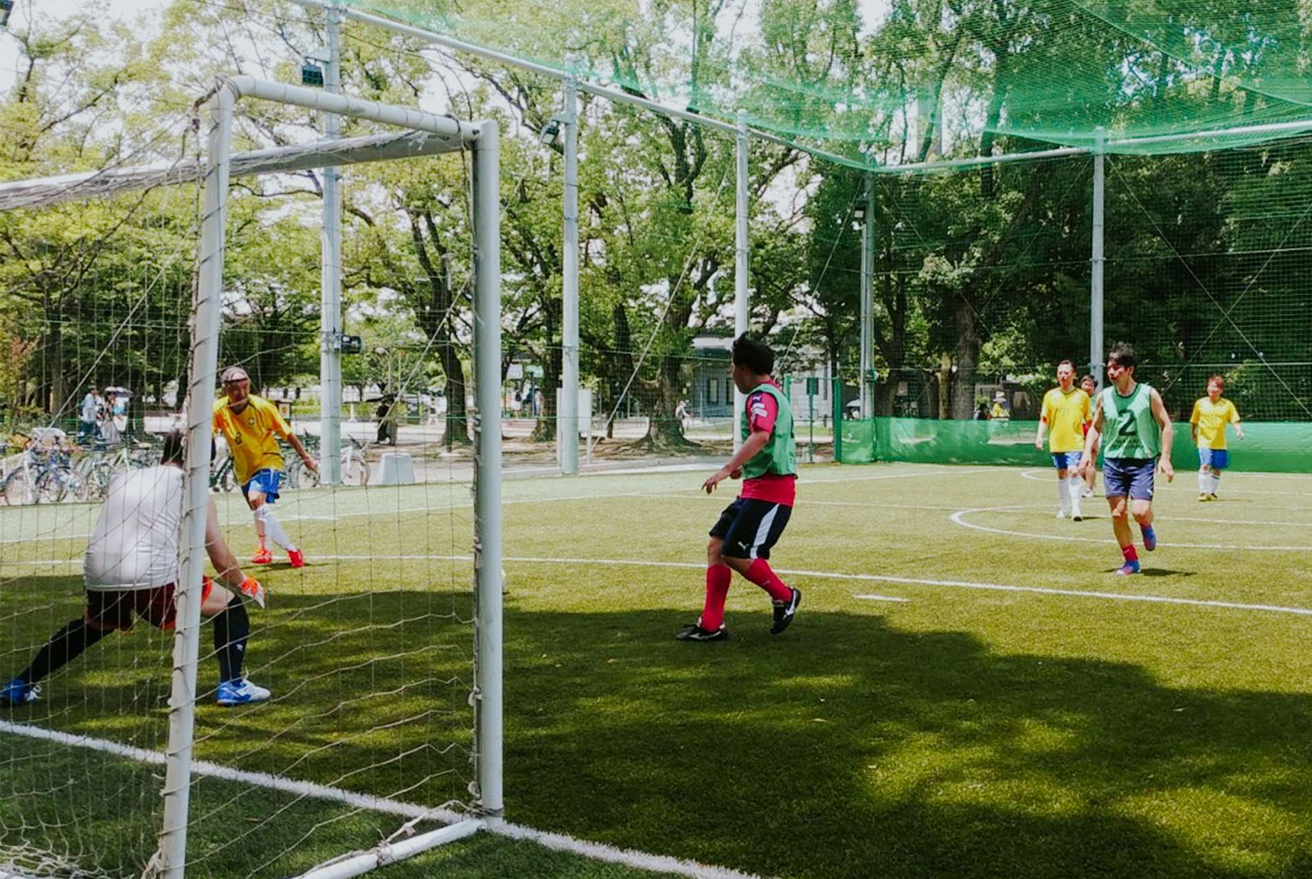 週末にフットサルをすることも